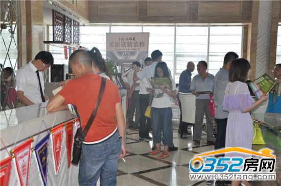 購房者對比御東畫卷的戶型