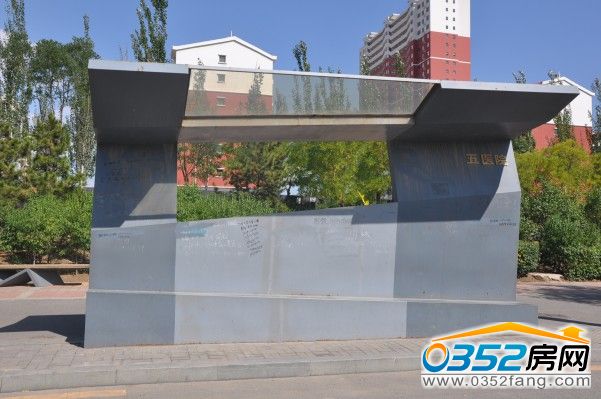 購房者可乘坐60、62、64、68路公交在五醫院站下車去往盛世豪庭