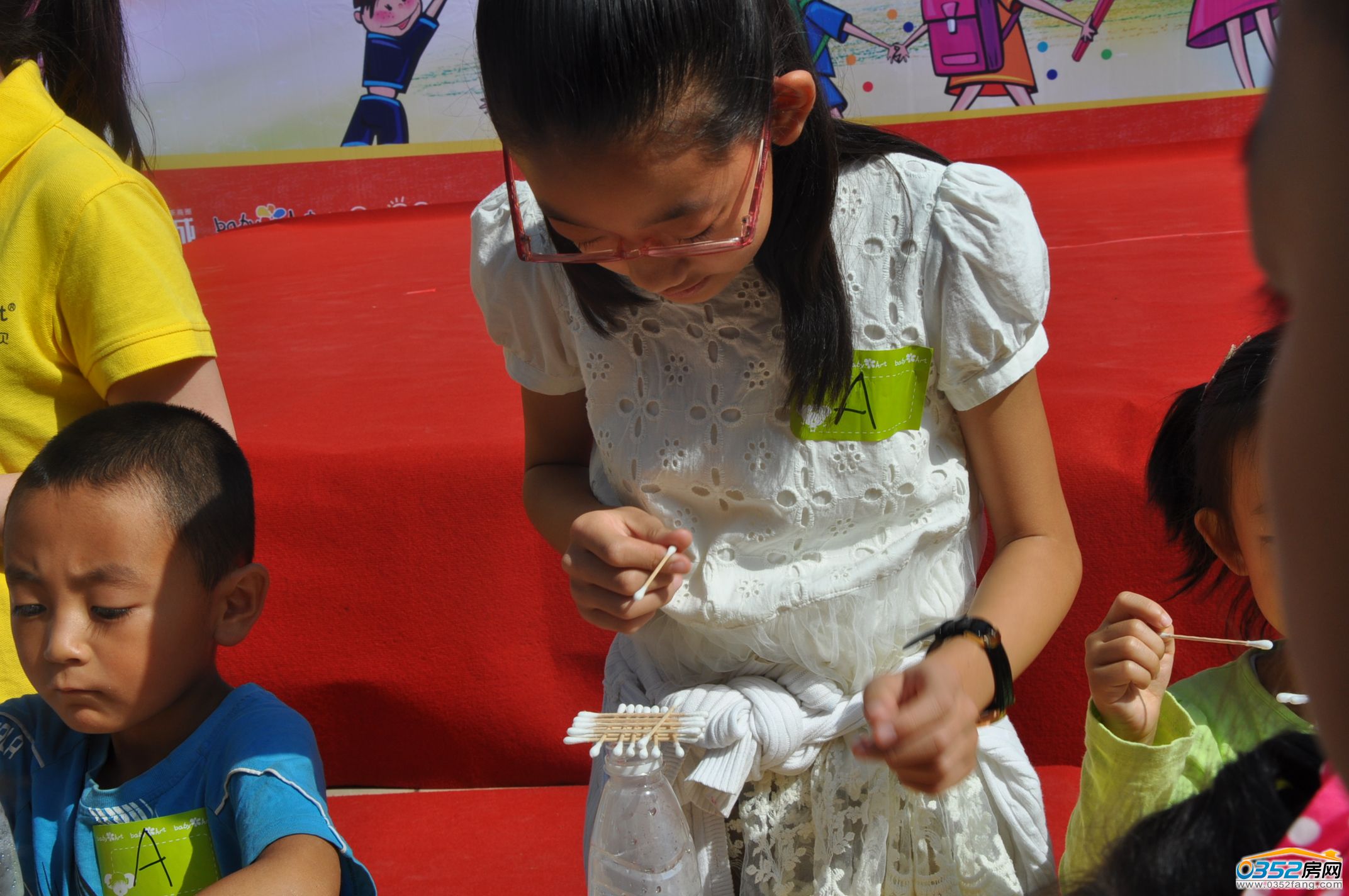 小朋友們動手摞棉簽