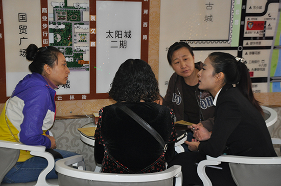 金水灣置業顧問向房網網友介紹戶型