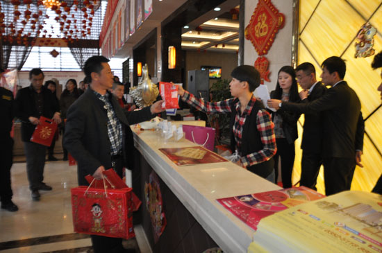 月星國際家居廣場職業顧問為到訪客戶發元宵