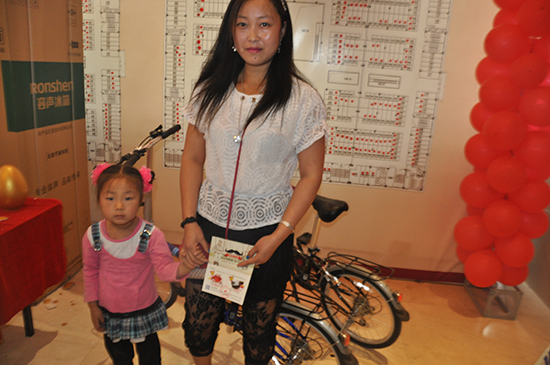 月星國際家居廣場訂房網友砸金蛋榮獲二等獎自行車