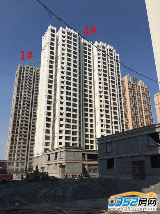 金水灣工程實景圖1#二次結(jié)構(gòu)和窗戶已經(jīng)完工了,正在準備鋪地暖。4#地暖已鋪完,正在做防火門窗