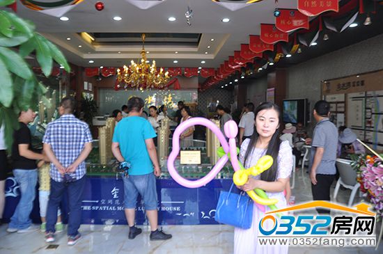 金水灣售樓中心 購房者絡繹不絕前來詢問