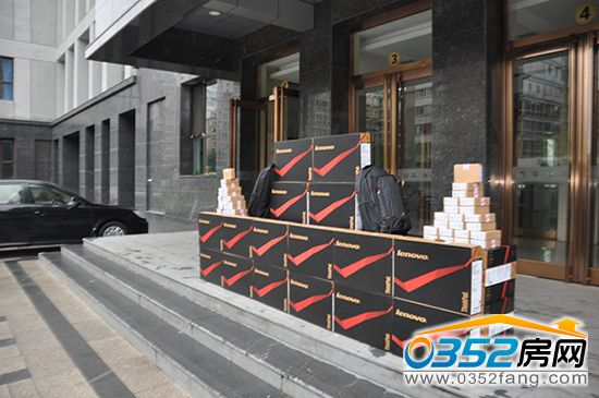 金水灣小區(qū)為十八校教師捐贈(zèng)筆記本電腦