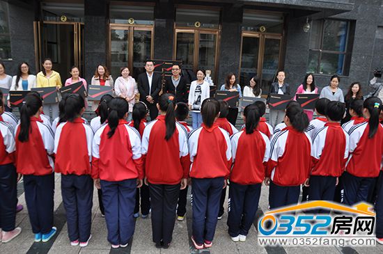 金水灣領(lǐng)導(dǎo)與十八校教師合影