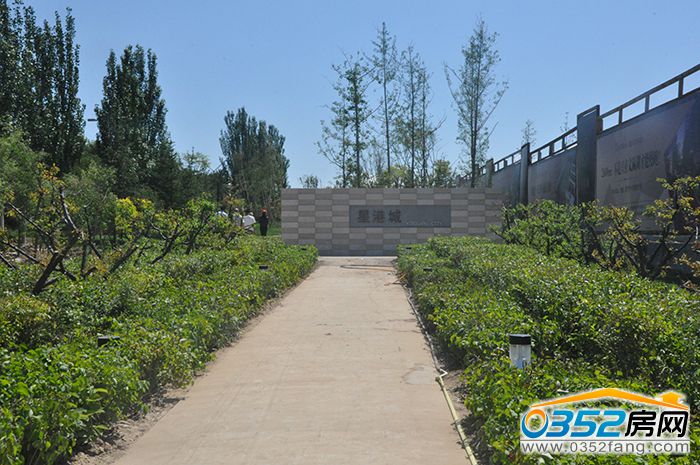 1816353737bde333593604.jpg 通往樣板間的路.JPG