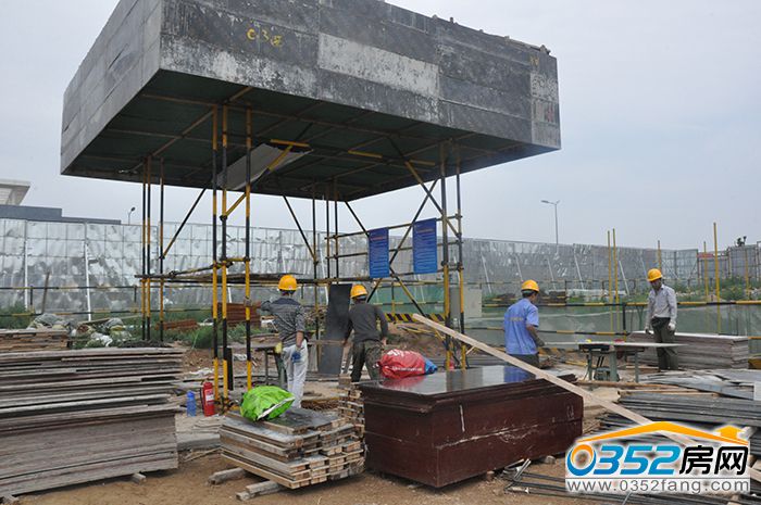 221712595c5331e8b40292.jpg 施工工人.JPG