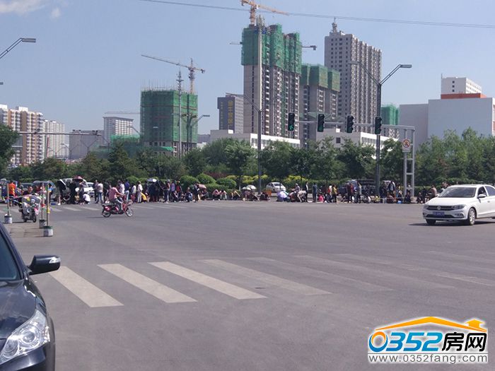 081705016dbad9c6e47346.jpg 業(yè)主截斷道路.jpg