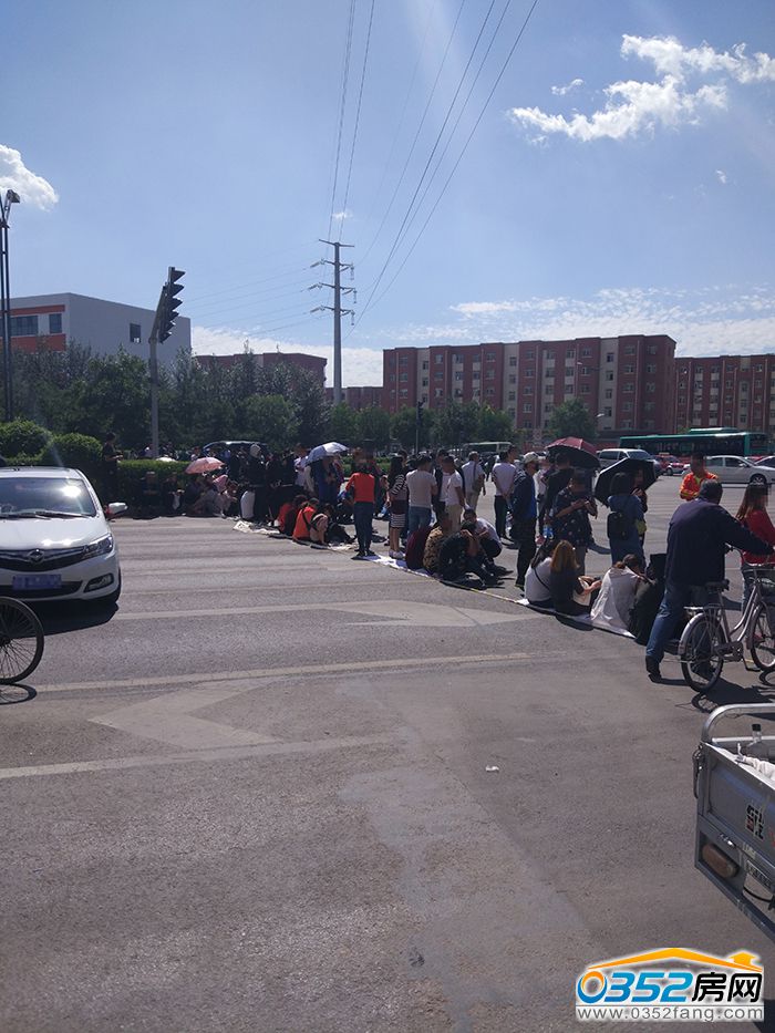 08170547d5075863267019.jpg 業(yè)主席地而坐.jpg