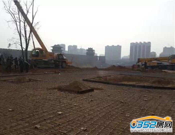 05113355820a224cf85192.jpg 原和平里小區(qū)的停車場(chǎng).jpg