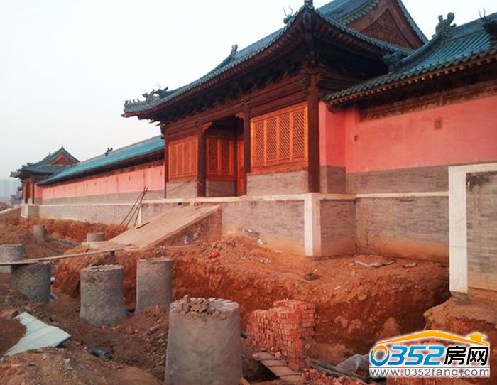 211456513e3032f78d4369.jpg 管道井都已砌筑完成,正在進行管道鋪設連接。.jpg