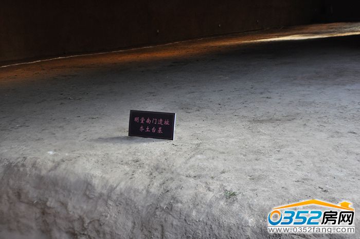 20114003aac078880a5223.jpg 明堂南門夯土臺(tái)基 (2).jpg