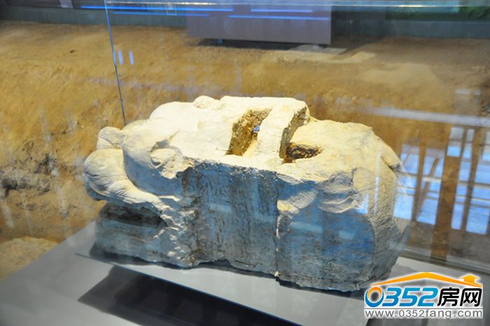 2011410025f75d247f7647.jpg 石雕螭首.jpg