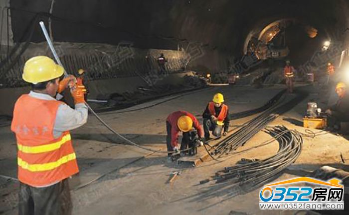 031640350f2f4091ca0745.jpg 工人架鋼結(jié)構(gòu).jpg