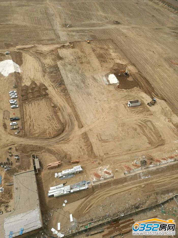 221703263ca48365391563.jpg 教學(xué)樓西側(cè),應(yīng)該是操場.jpg