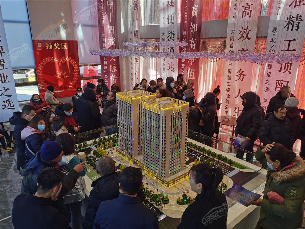 1616422821c50b46aa8403.jpg 觀看沙盤的賓客.jpg