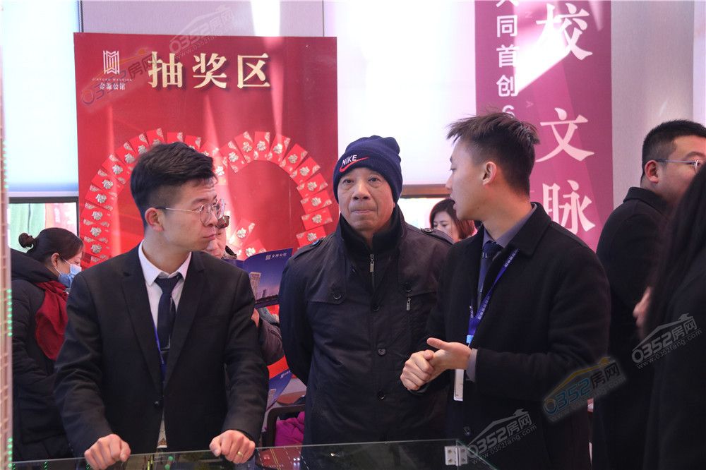 16164256b1b59fc56b8892.jpg 置業(yè)顧問現(xiàn)場講解 (2).jpg